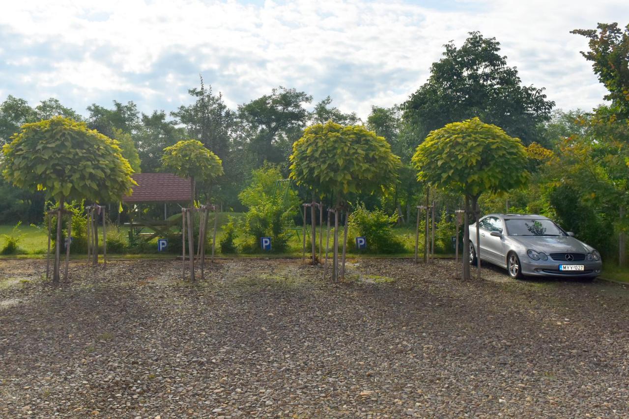Nyakiglab Villa Szegi Exterior photo